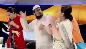 Video: Maulana Mufti Ejaz Arshad Kasami scratched and slaps Farah Faiz during the live debate on TV