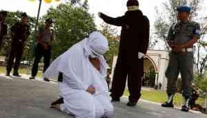 Disturing! Woman is beaten in front of crowd in Indonesia for having sex without being married