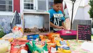 Watch how police and health dept come together to help a US boy keep his hot-dog stand