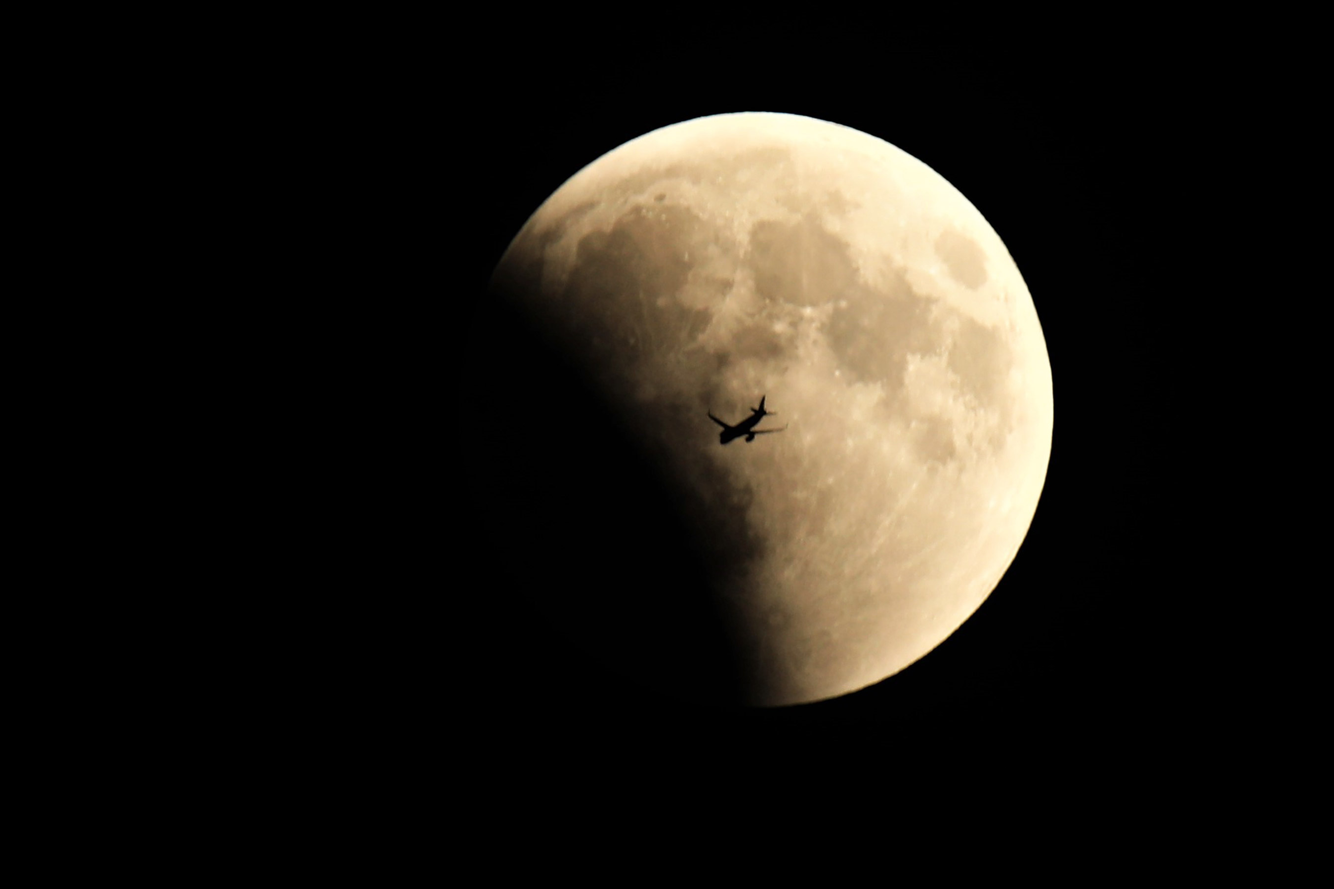 Лунное затмение фото из космоса. Lunar. The Lune innate. Lunar world