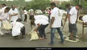 Mumbai: Father lost 16-year-old son due to pothole; now determined to make India pothole-free, filled up 556 potholes in 3 years