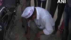 MP Assembly Election 2018: Rashtriya Aamjan Party candidate polishes shoes to please voters in Madhya Pradesh
