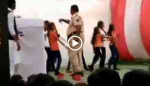 Caught on Camera! Nagpur Policeman showers cash on young schoolgirls dancing on Republic Day event; video goes viral