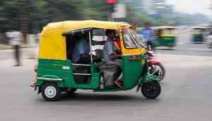 Delhi: Shocking! Boyfriend sets himself on fire inside autorickshaw over fight with girlfriend on a call; 2 co-passengers injured