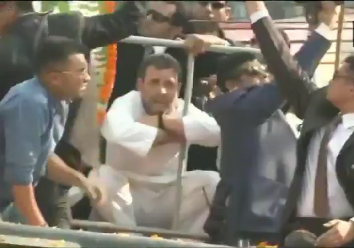 Watch: Rahul Gandhi, Priyanka & Jyotiradtiya sit down as dangling electrical wires interrupts rath; puts roadshow on halt