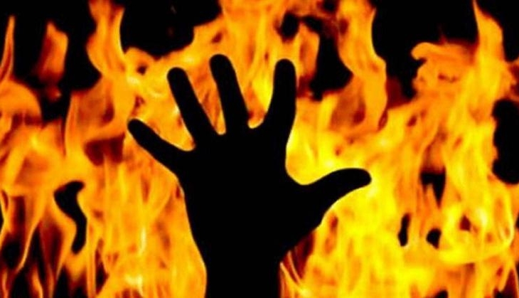 UP: Married man set on fire for stalking his ex-girlfriend | Catch News