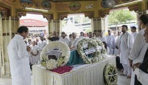 Venkaiah Naidu breaks down at Arun Jaitley's funeral