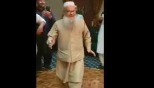 Watch elderly man dances on Raj Kapoor and Nargis film song; netizens say 'Chachajaan Rocks'