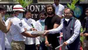 Doctors' Federation donates glass shields to police