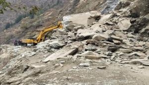 J-K: NH-44 closed for vehicular movement due to landslides