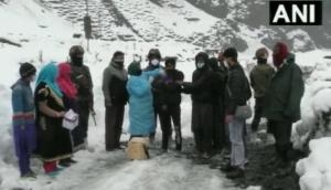 J-K: Amid heavy snowfall health dept facilitate COVID vaccination drive in Baramulla