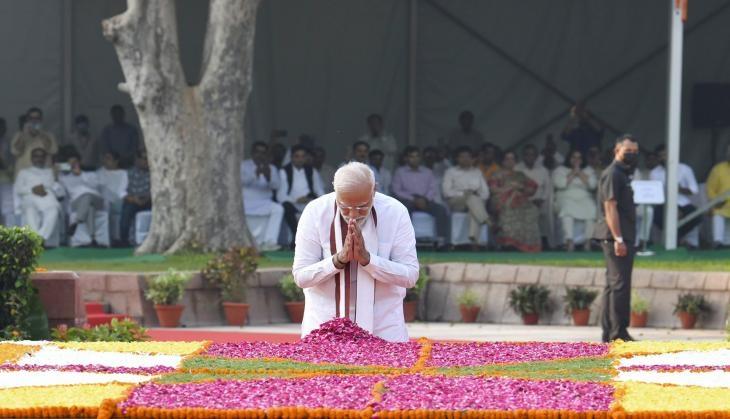 PM Modi pays floral tributes to Mahatma Gandhi, Lal Bahadur Shastri on ...