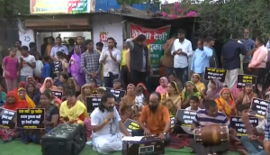 Unique Protest: Watch Bhopal residents recite ‘Hanuman Chalisa’, have Roza Iftar in front of liquor shop