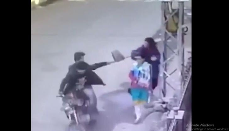 Caught on Camera: Fearless woman defies bag-snatchers, teaches them a ...
