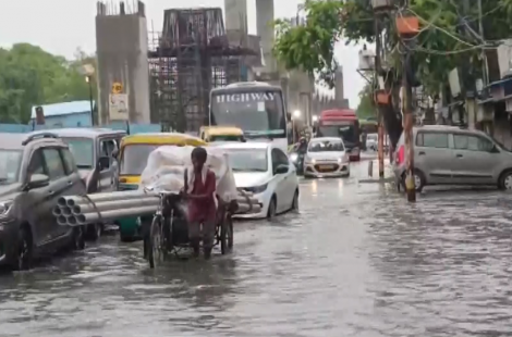 Rain lashes several parts of Delhi, providing respite from humid weather